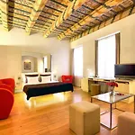 Hotel Three Storks