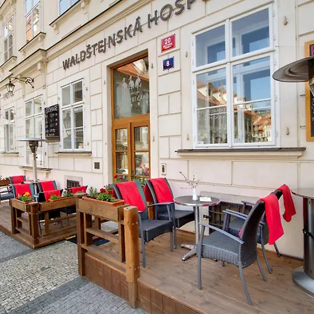 Three Storks براغ