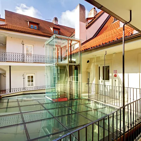 Three Storks فندق