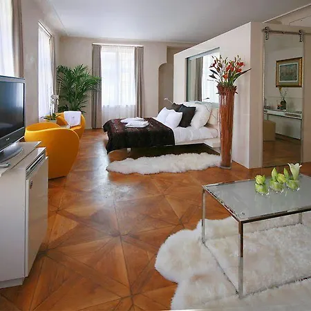 Three Storks فندق