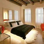 Hotel Three Storks