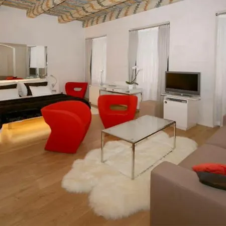 Отель Three Storks 5*